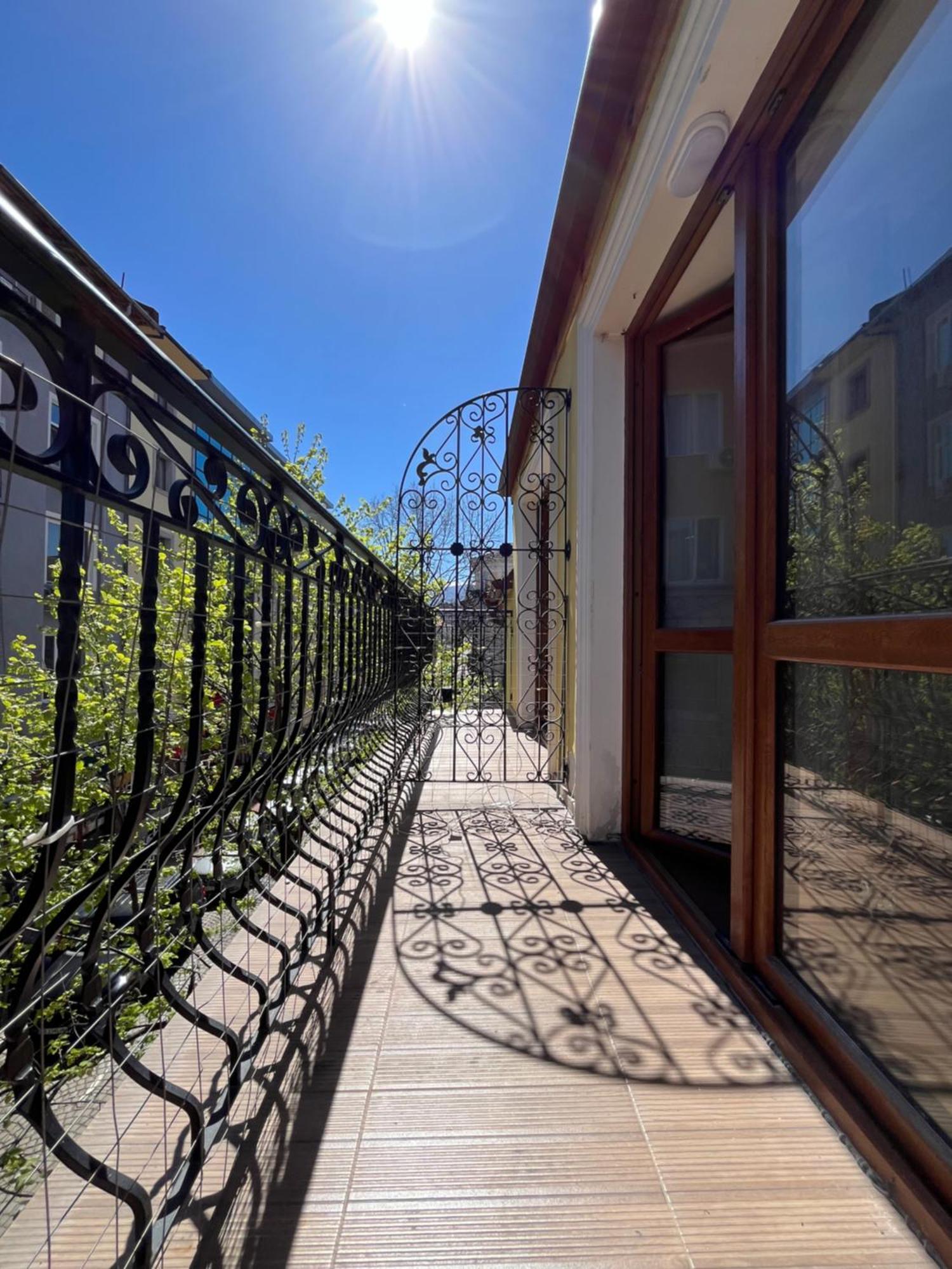 En-Suite Rooms: Novа Guesthouse In Sofia Center Kültér fotó