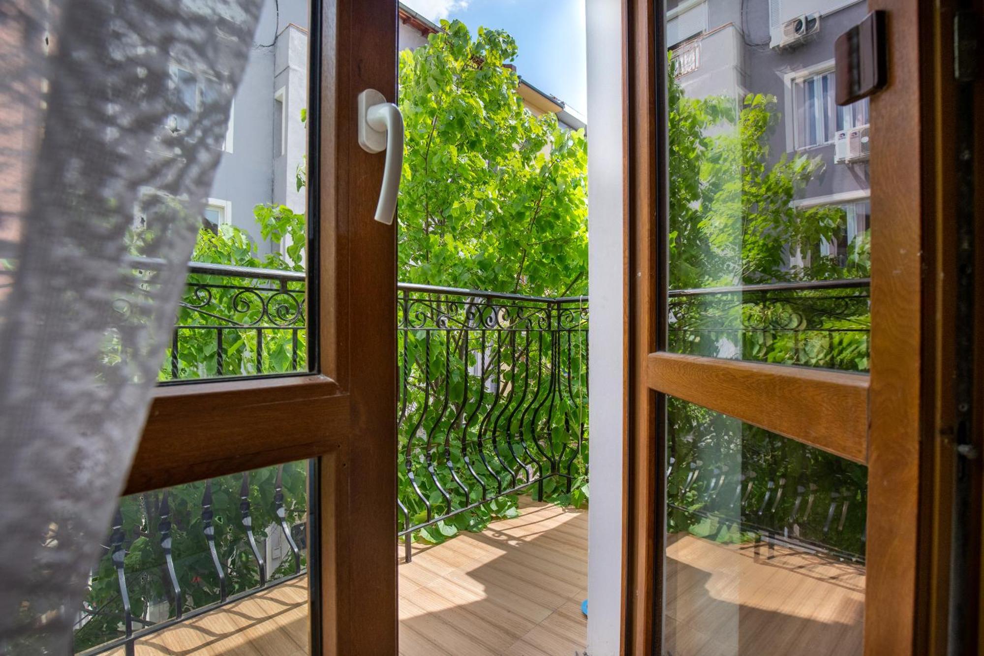 En-Suite Rooms: Novа Guesthouse In Sofia Center Kültér fotó