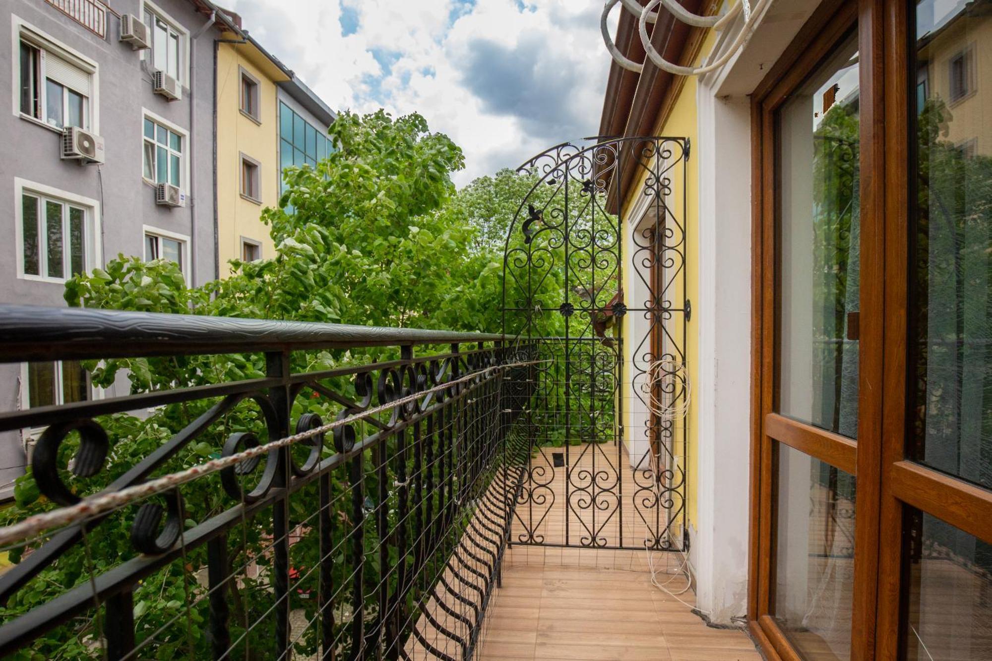En-Suite Rooms: Novа Guesthouse In Sofia Center Kültér fotó